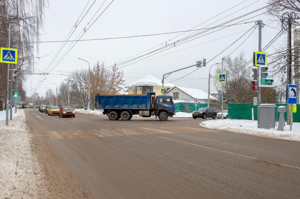 Новый светофор заработал на перекрёстке Беляевской улицы и Красногвардейского бульвара