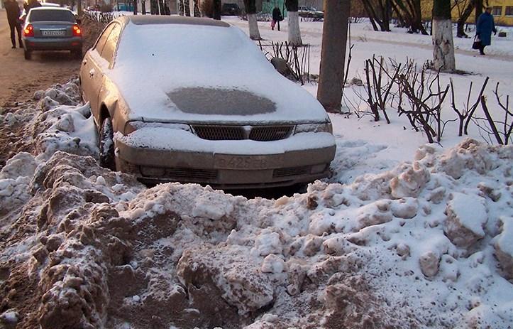 Припаркованные автомобили мешают уборке снега