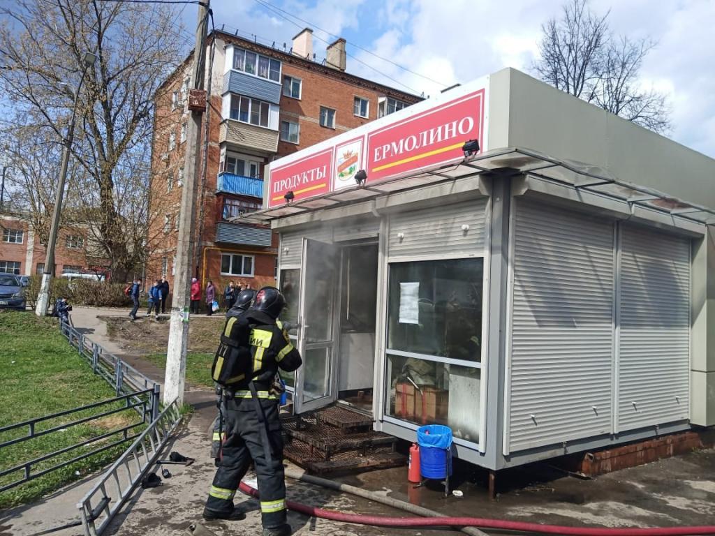 В Климовске загорелся торговый павильон