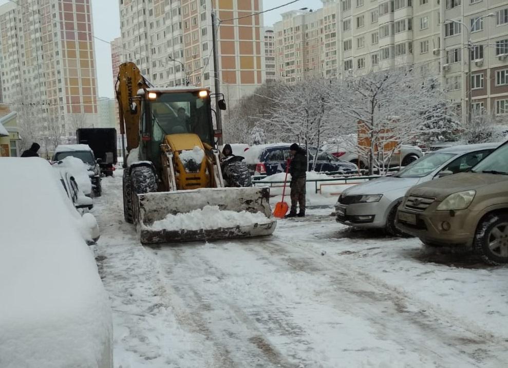 Уборка дворовых территорий от снега