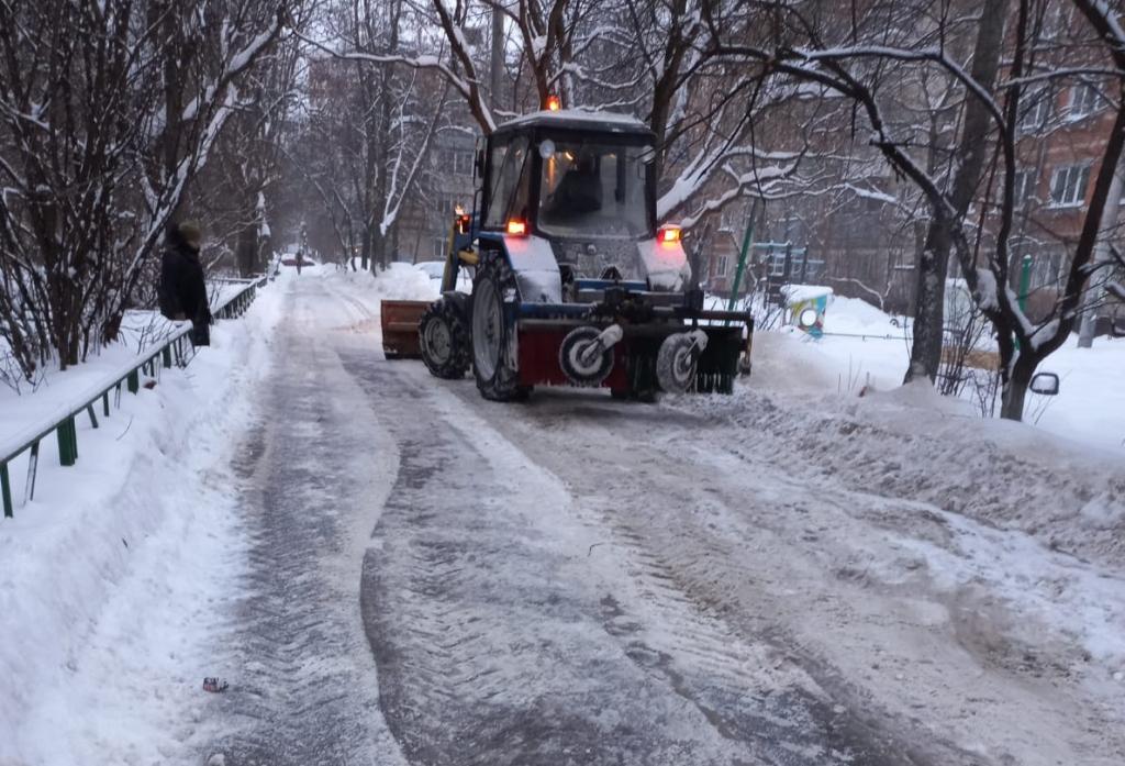 Дорожные и коммунальные службы продолжают работу по расчистке улиц от снега