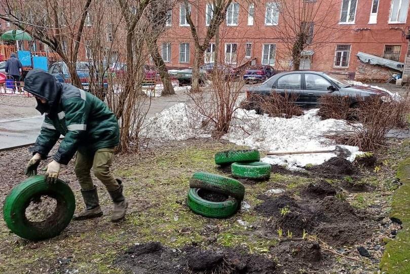 В Климовске очищают дворы от автомобильных покрышек