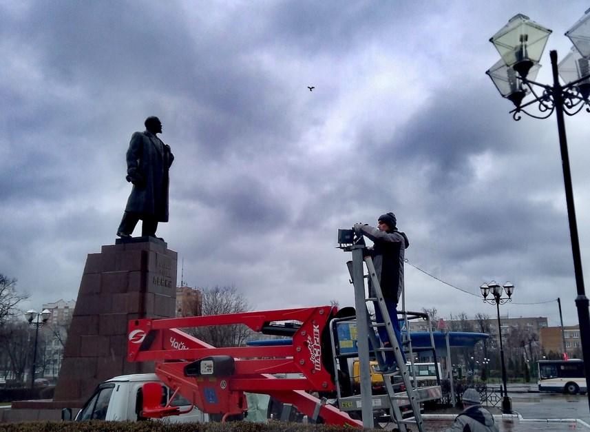 На центральной площади обновили памятник Ленину 