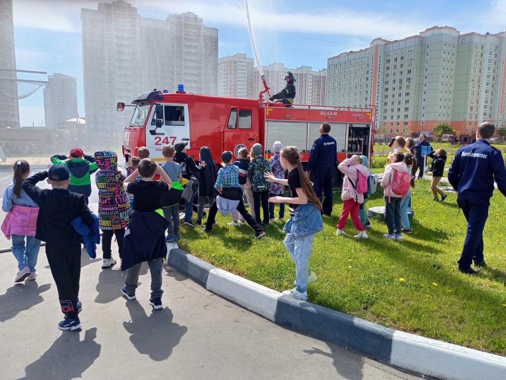 Дети побывали в гостях у подольских огнеборцев