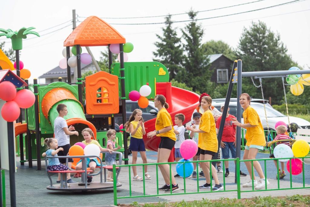 В деревне Бяконтово открылась новая детская игровая площадка