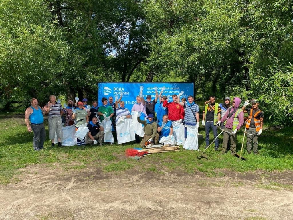 Прошла акция по очистке берега Пахры