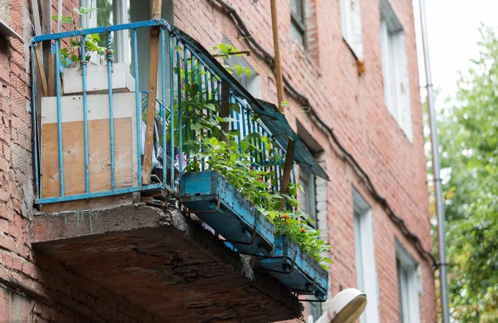 В домах Подольска заменяют балконные плиты