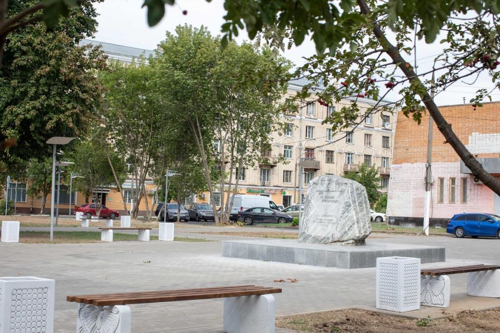 Благоустроили сквер у памятного камня Жертвам политических репрессий