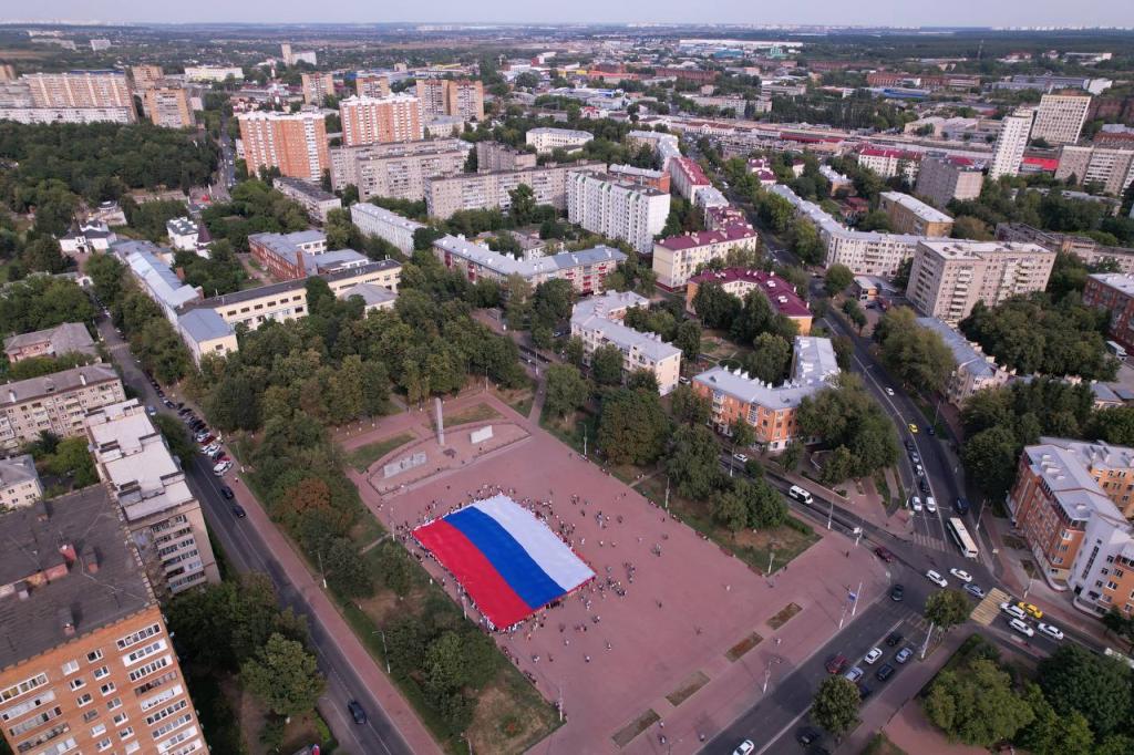 Огромный триколор развернули в Подольске