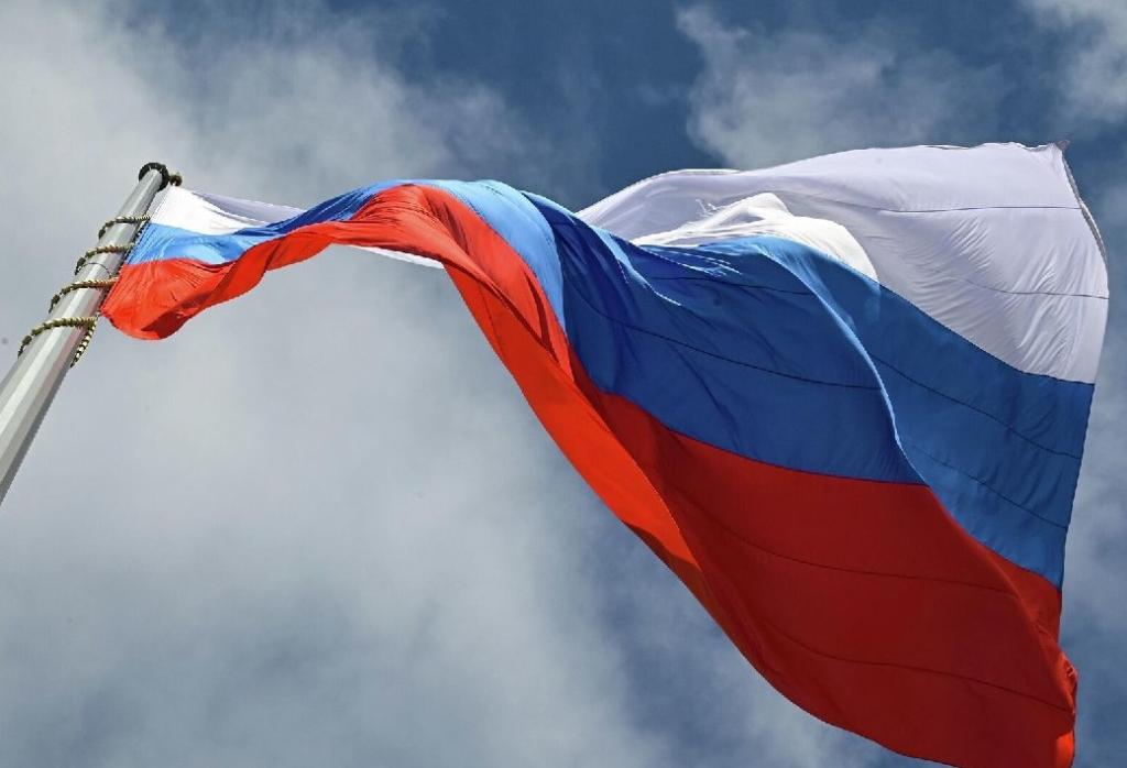 В школах будут еженедельно поднимать флаг Российской Федерации