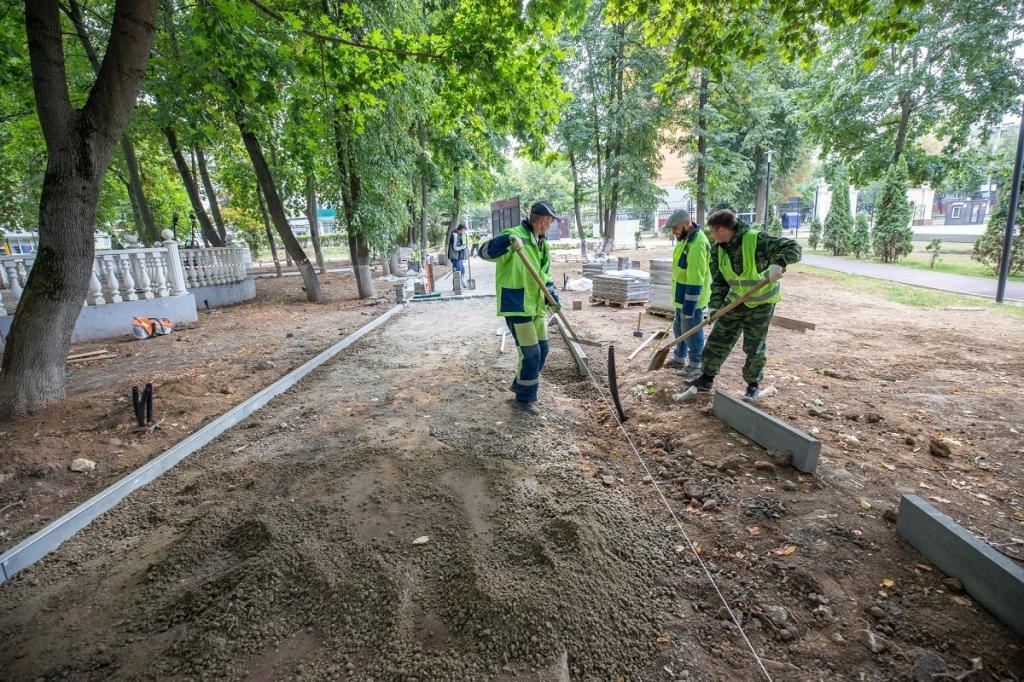 В парке Талалихина в Подольске начали укладку плитки и бордюров двух пешеходных дорожек