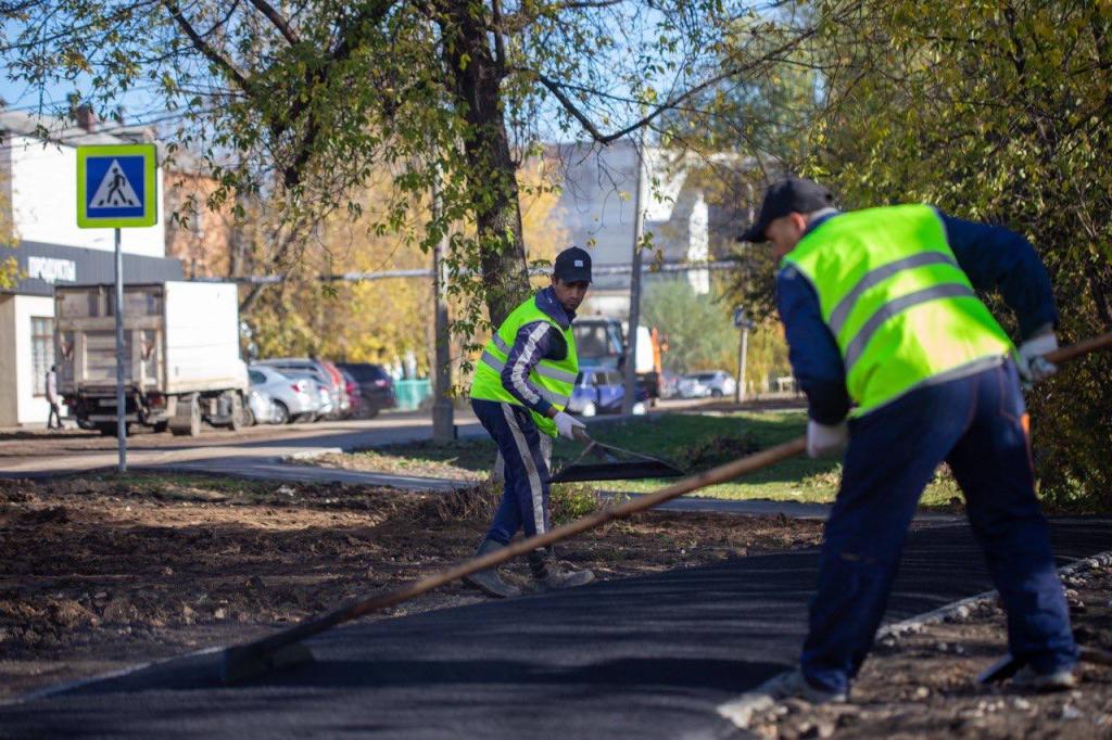 Завершается обустройство тротуаров на улице Халатова