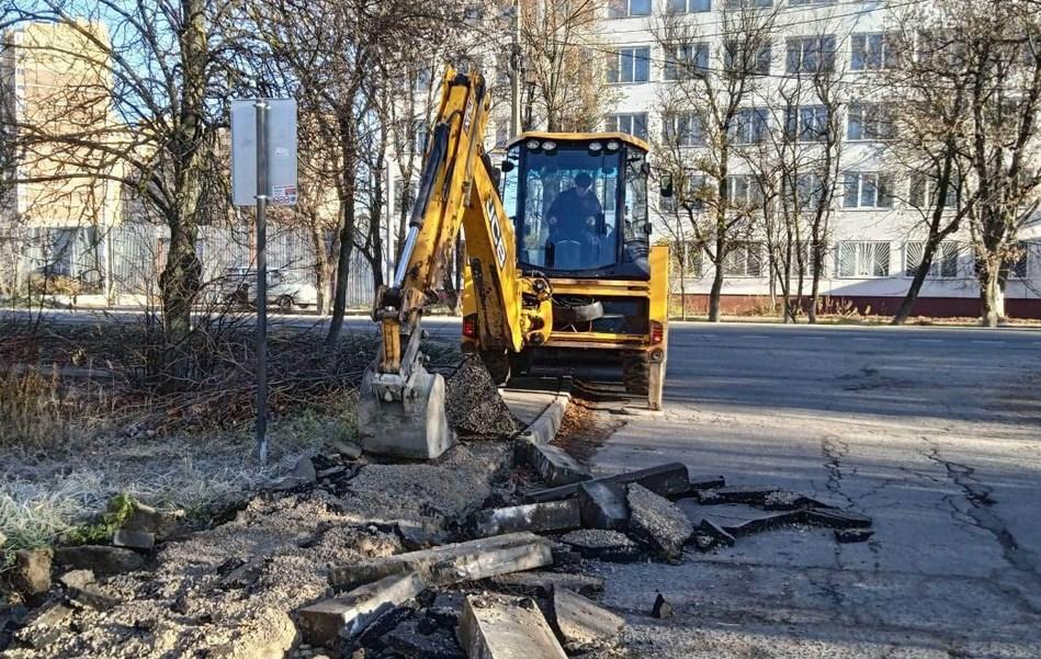 В микрорайоне Лаговский приступили к ремонту тротуара