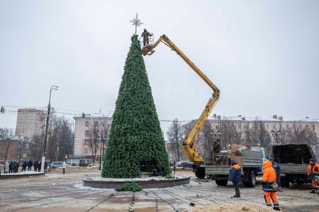 Улицы украшаются к Новому году