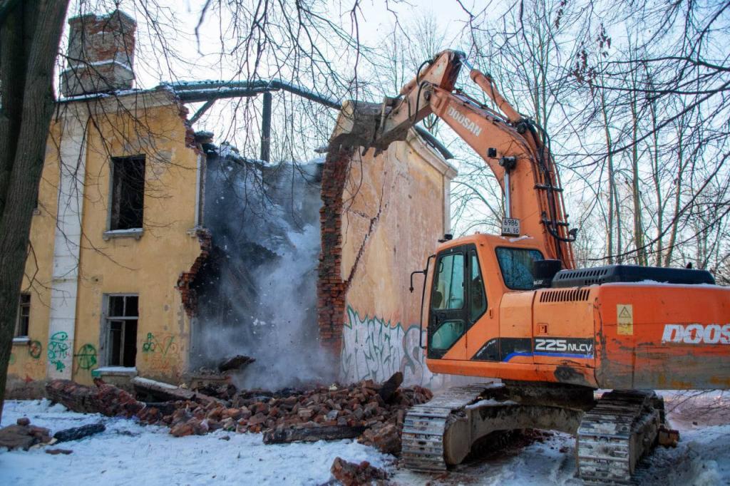 Снос аварийных зданий в микрорайоне Львовский
