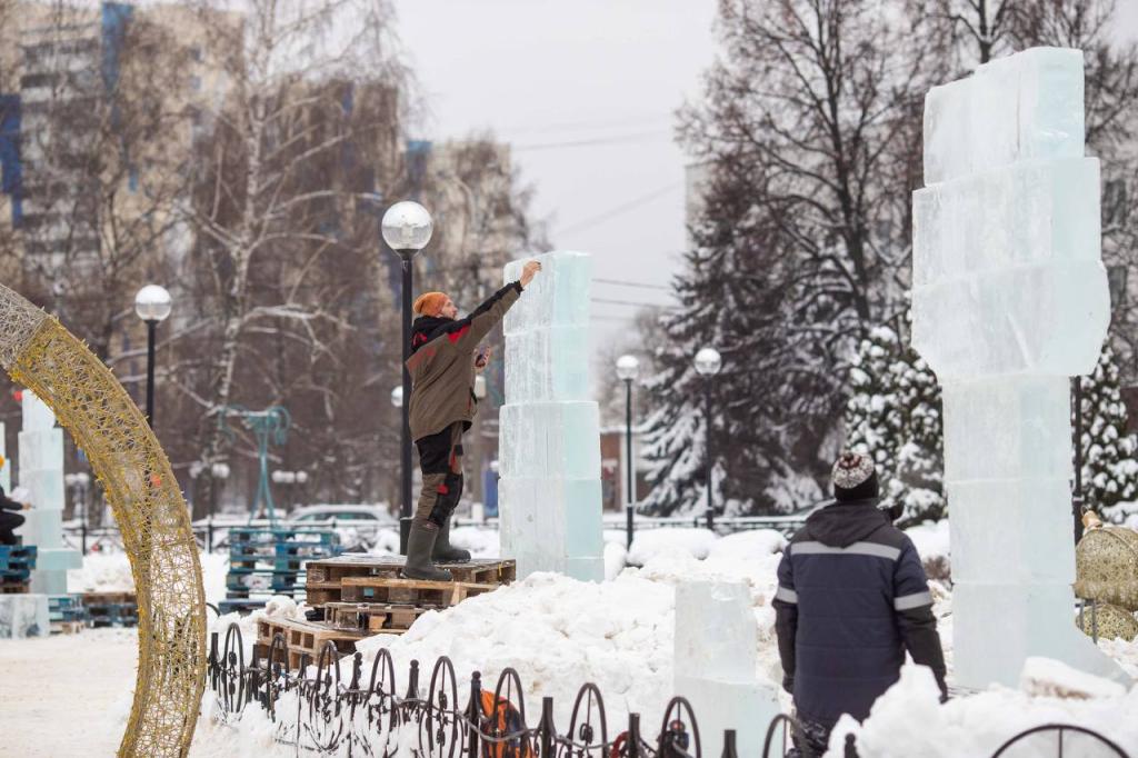Российские мастера ледовых скульптур приступили к созданию сказочных шедевров
