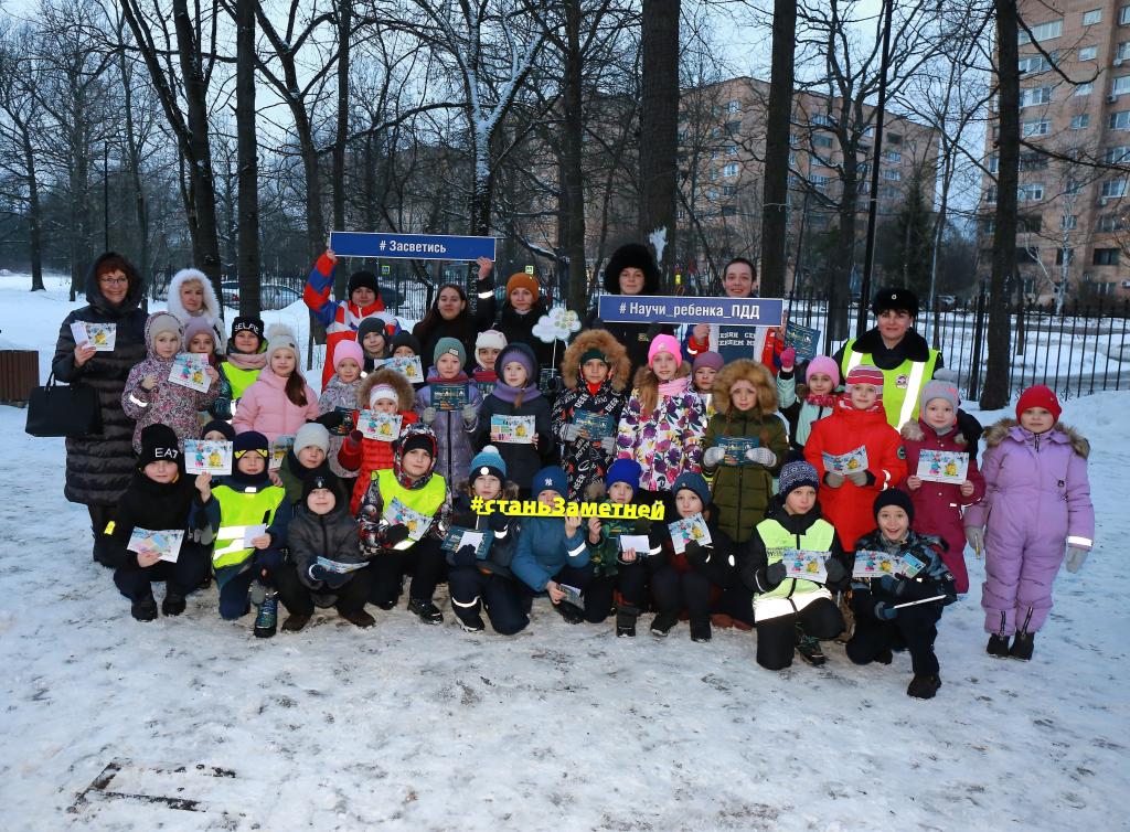 В городских парках культуры и отдыха сотрудники Госавтоинспекции проводят акции «Засветись!»