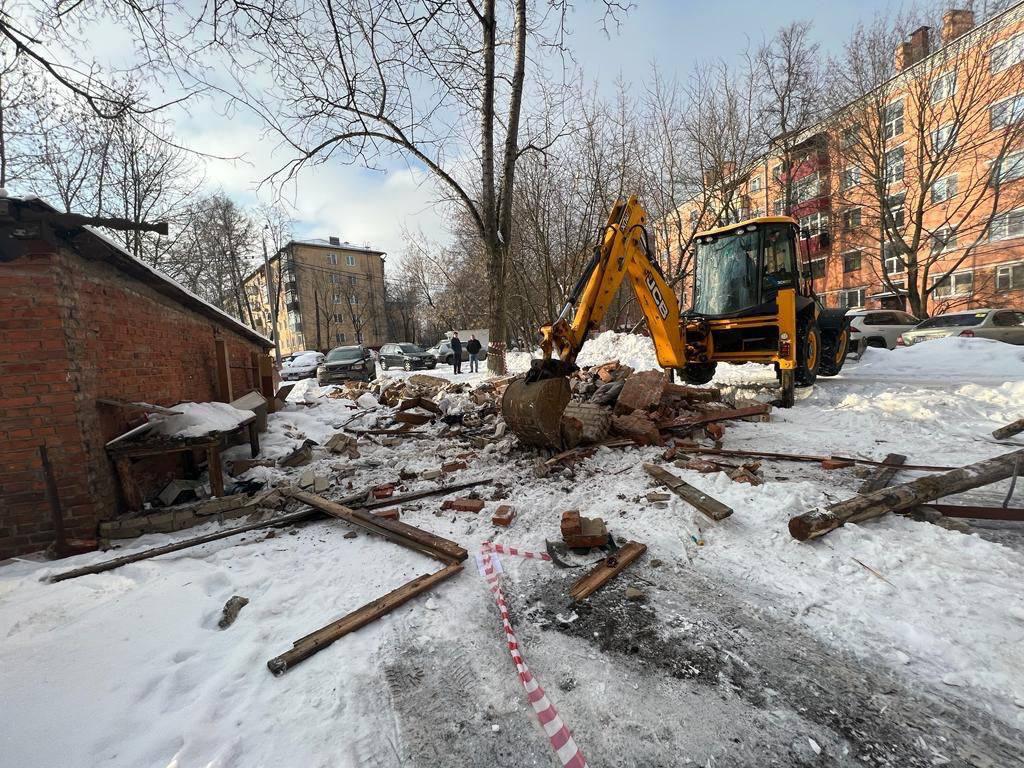 На улице Индустриальной снесли заброшенные гаражи 