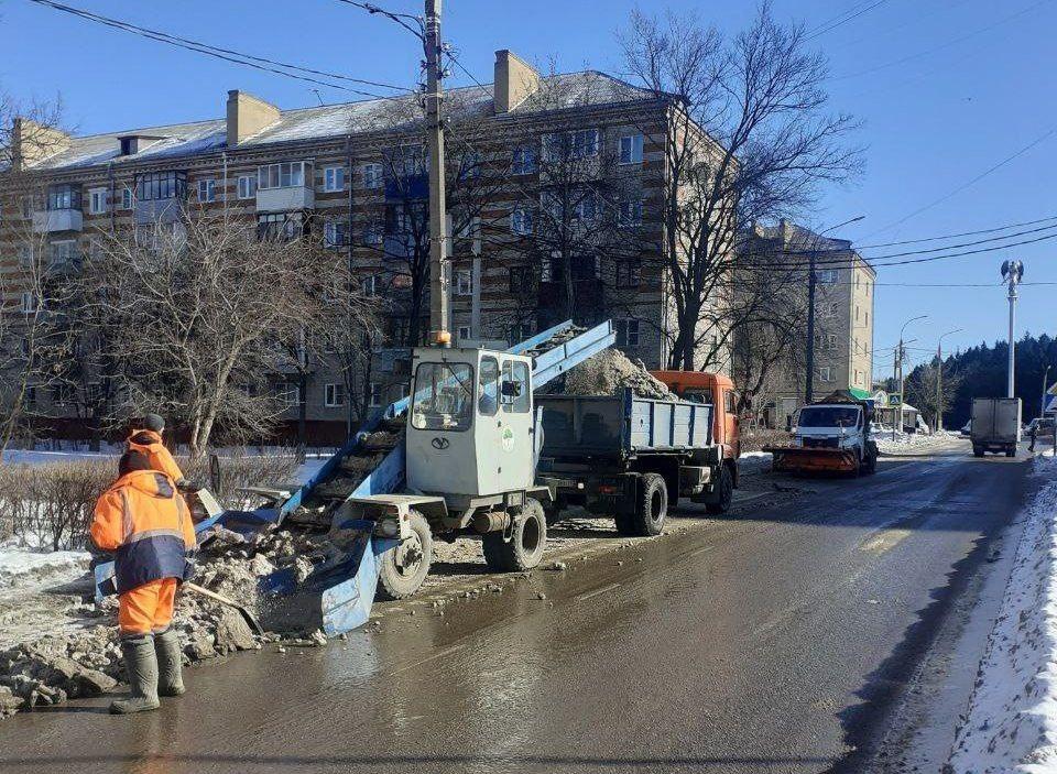 Коммунальные службы круглосуточно обрабатывают все участки муниципалитета от наледи и снега