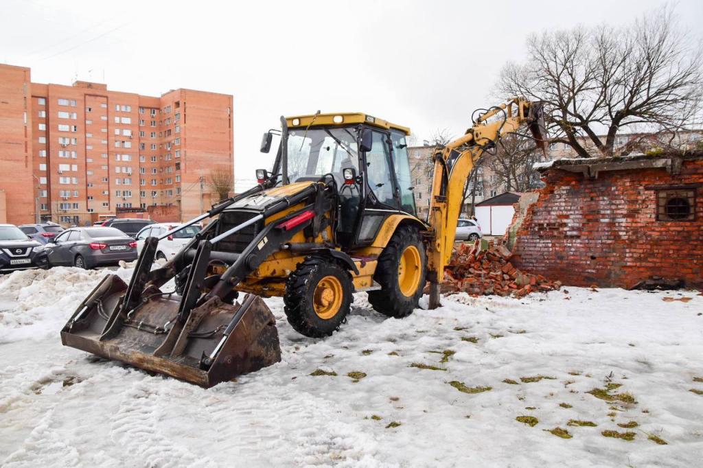В Климовске снесли нежилое заброшенное здание