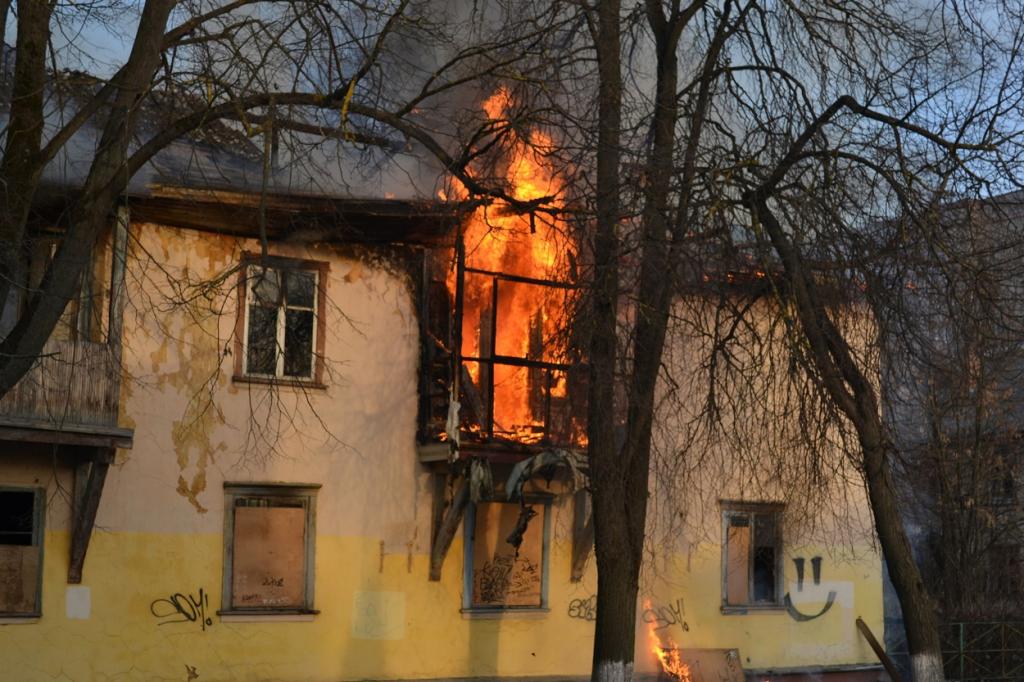 В Кутузово загорелся заброшенный дом.