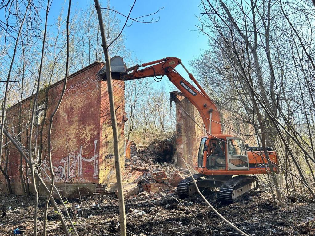 В микрорайоне Северный Г.о. Подольск на улице Железнодорожной снесли старое нежилое здание