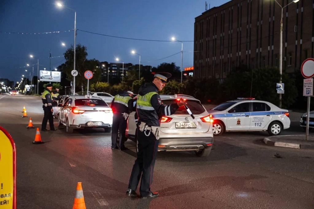Сотрудники Госавтоинспекции Г.о. Подольск проверяют водителей на трезвость и соблюдение безопасности юных пассажиров