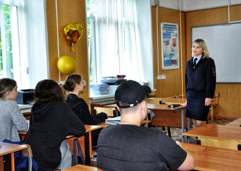 В Подольске сотрудники полиции провели профилактическую акцию «Защита» для подростков из летней трудовой бригады