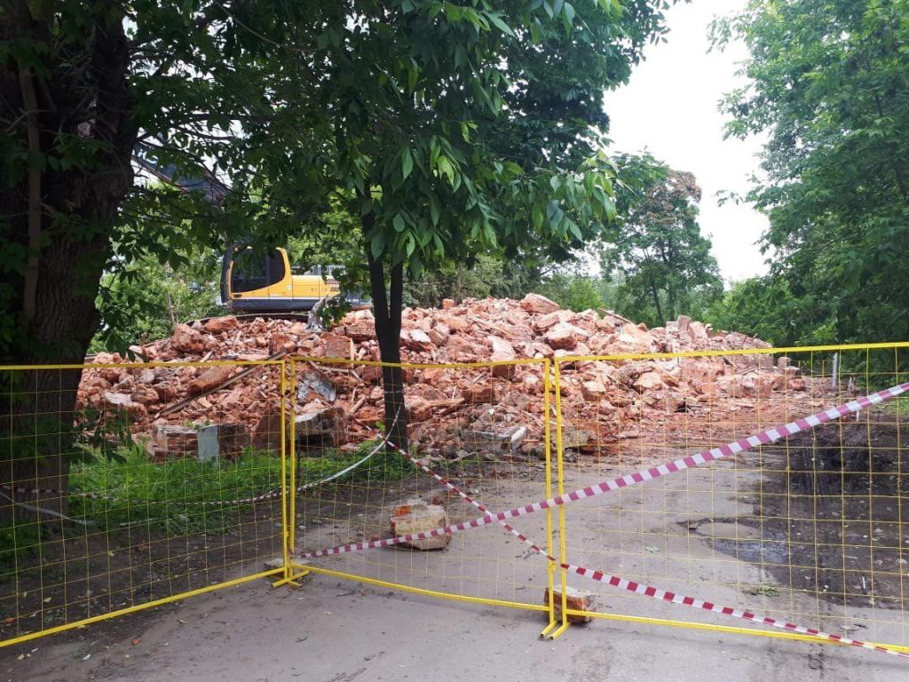 В Г.о. Подольск специалисты завершили снос аварийного здания на ул. Мира