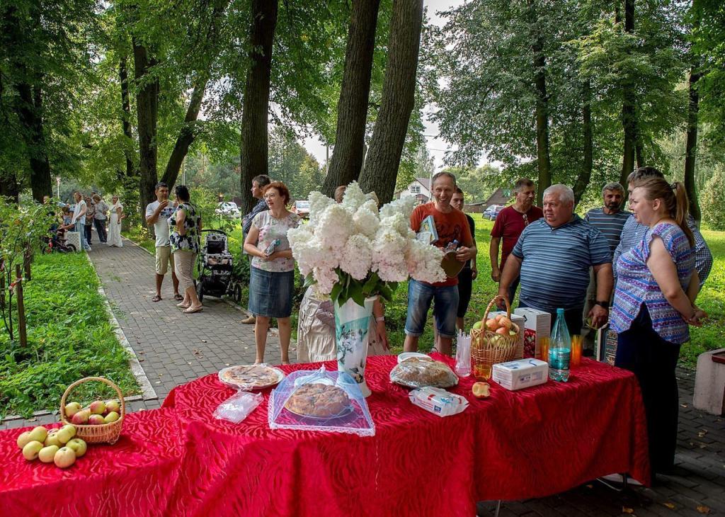 В трех деревнях Подольска большими гуляниями отметили Яблочный Спас