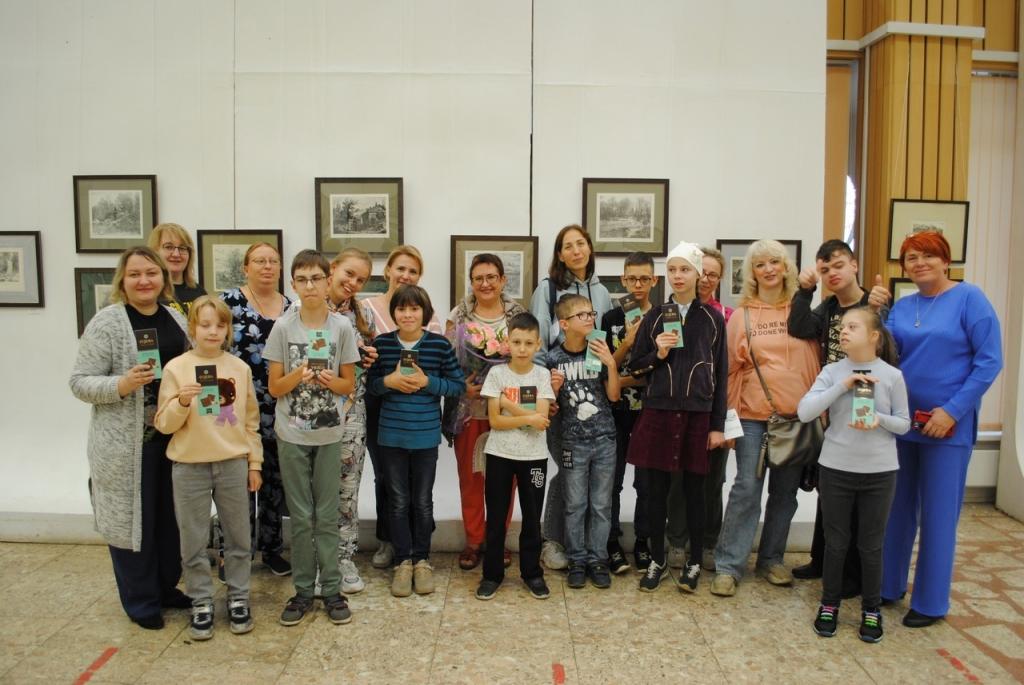 В Выставочном зале Г.о. Подольск провели ещё одну экскурсию для детей из общественной организации «Рука об руку»