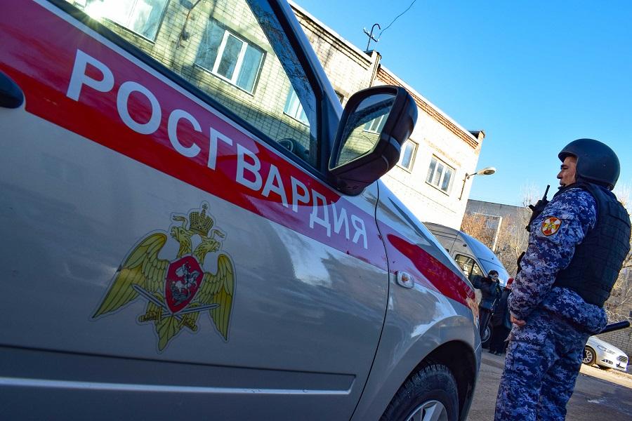 Росгвардейцы задержали двух девушек, подозреваемых в краже