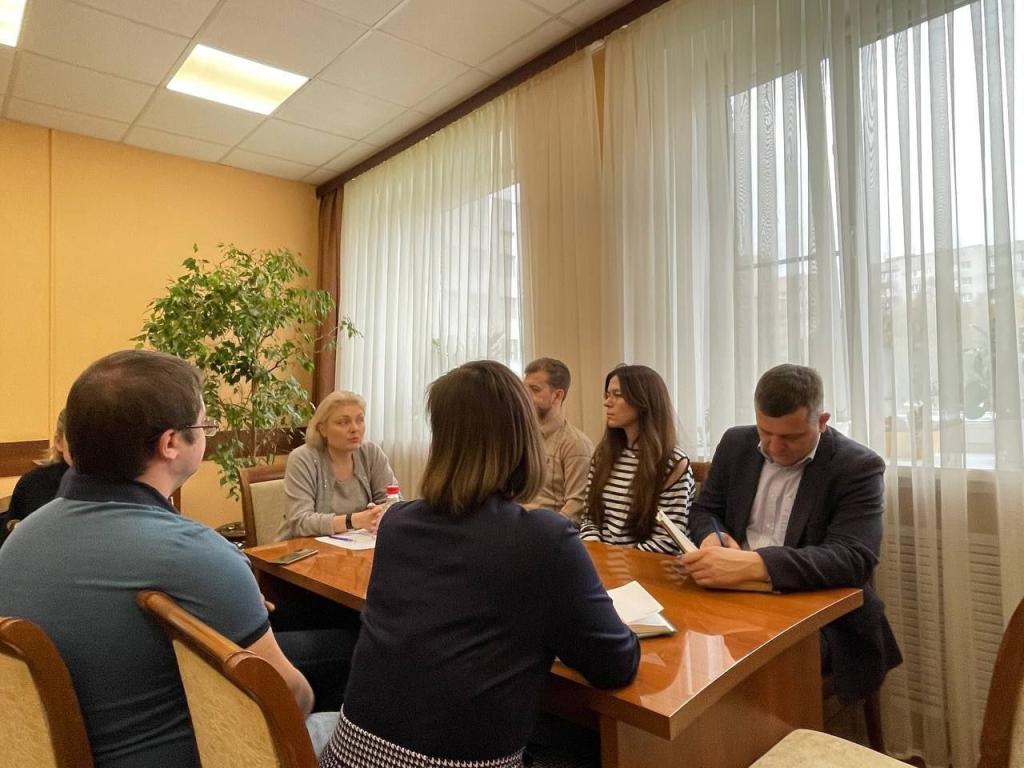Сотрудники администрации Г.о.Подольск провели совещание по вопросам ремонта торговых объектов.
