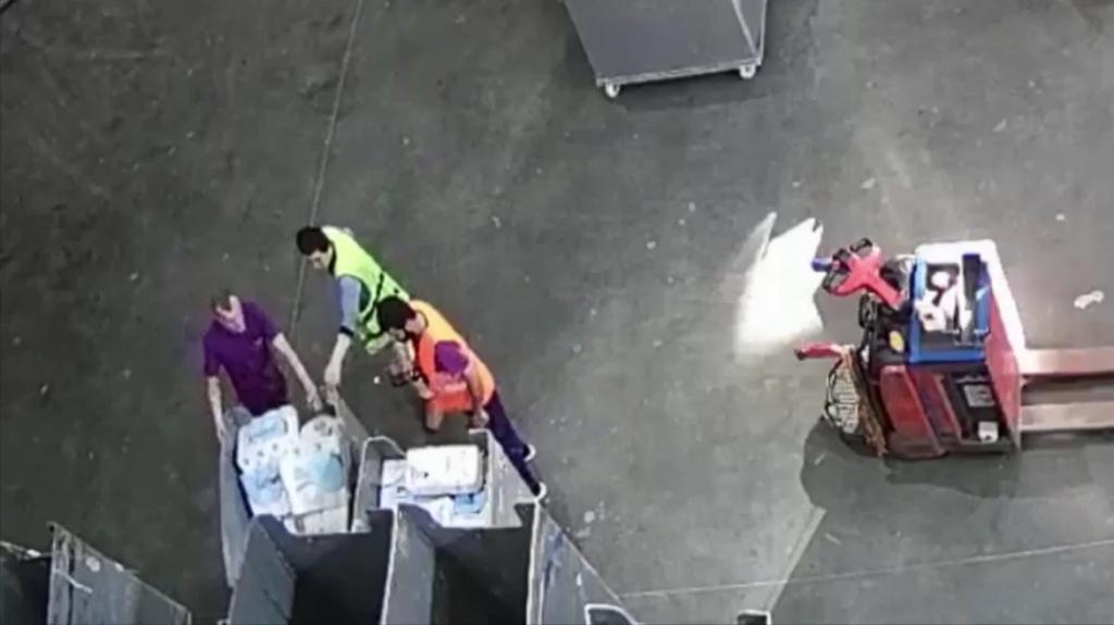 Троих работников маркетплейса задержала полиция Подмосковья за кражи товаров со склада в Коледино