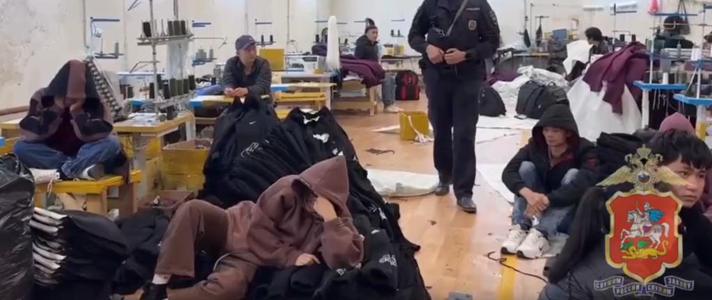 Производство нелегальными мигрантами контрафактной одежды в Подольске пресекла полиция Подмосковья