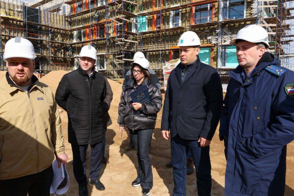 Ход строительства школы проинспектировали в Подольске