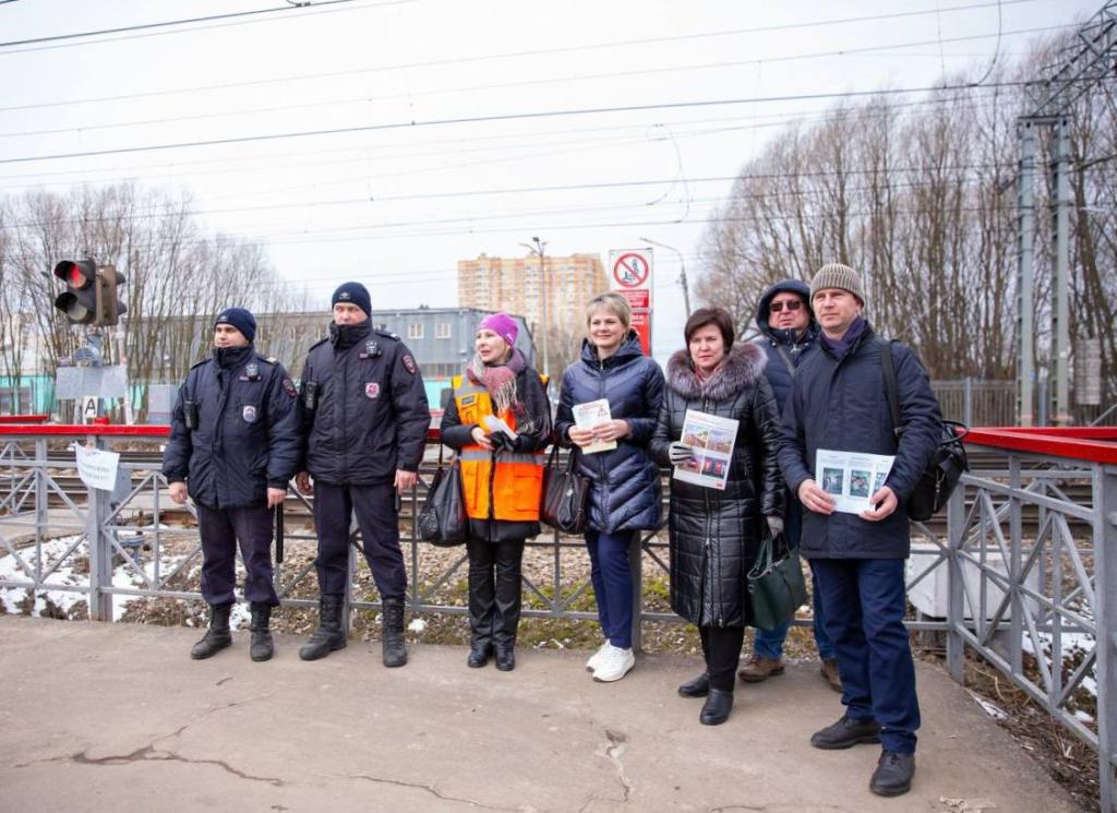В Подольске прохожим напомнили о правилах безопасности на железной дороге 