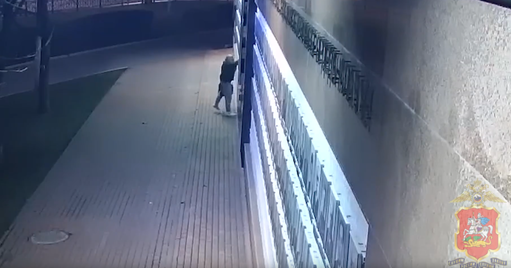 В Подольске сотрудники полиции задержали мужчину, подозреваемого в повреждении Доски почета Администрации города