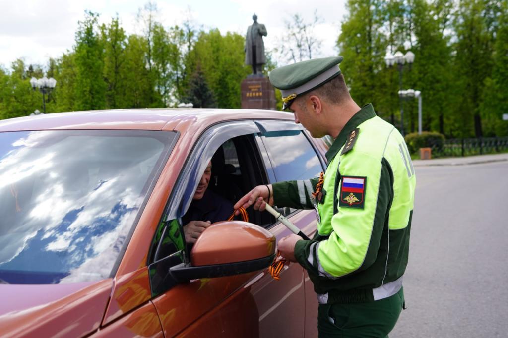 Более 100 георгиевских лент раздали водителям в Подольске в преддверии Дня Победы