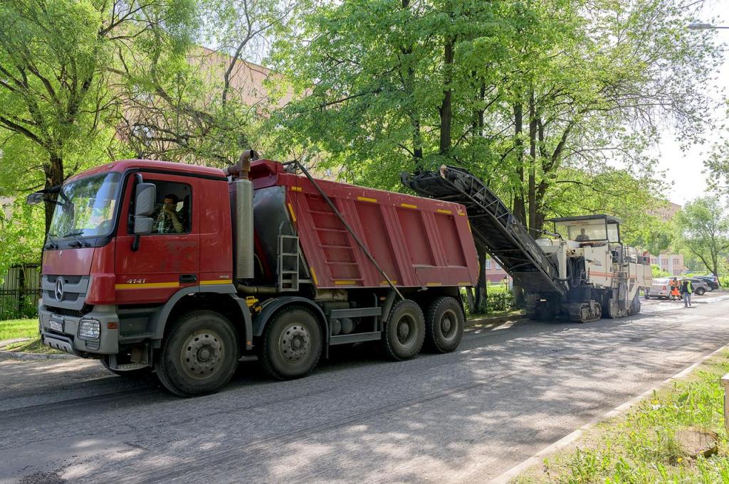 Ремонт дорожного полотна ведется на улице 50 лет ВЛКСМ в Подольске