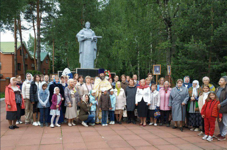 В День памяти и скорби жители деревень, сёл и посёлков округа возложили цветы к мемориалам