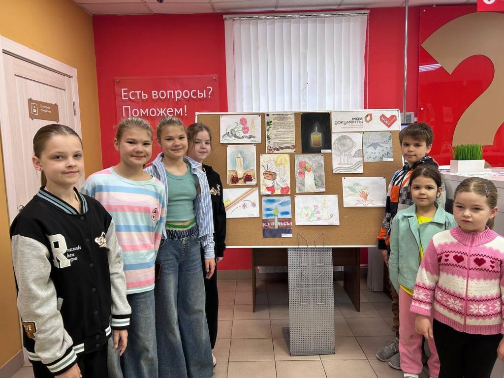 В Подольском МФЦ наградили юных победителей конкурса рисунка «Свеча памяти»