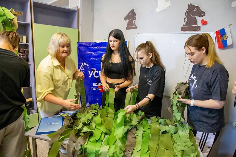 В Климовске для ребят из трудовой бригады провели мастер-класс по плетению масксетей