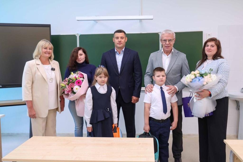 Отремонтированную гимназию посетили глава Подольска и депутат Госдумы