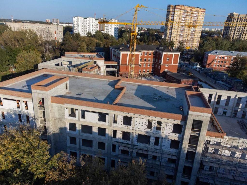 На улице Народной в Подольске продолжается строительство школьной пристройки на 580 мест