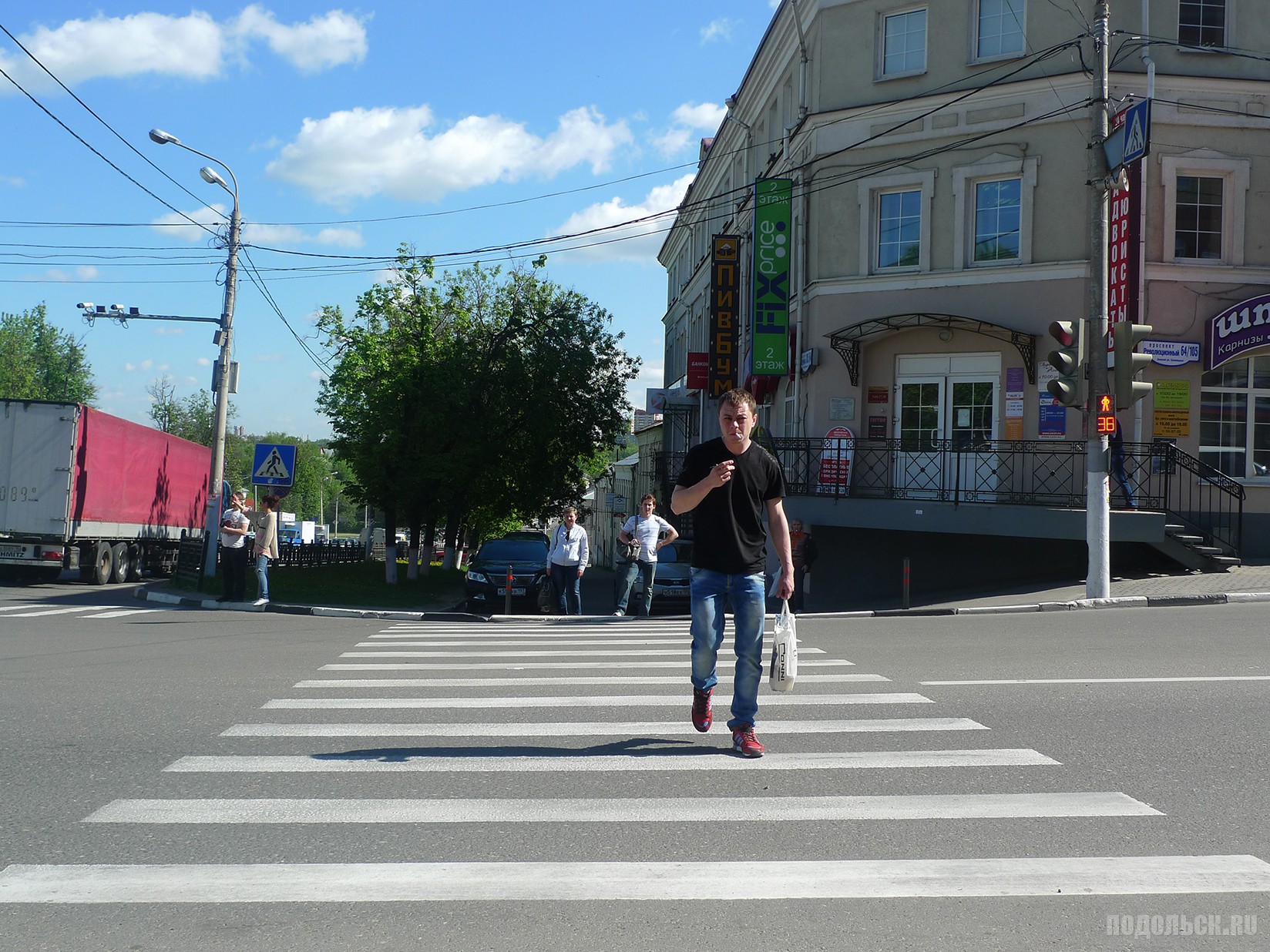 Переход на красный пешеход. Светофор для людей. Человек переходит дорогу. Человек переходит на красный свет. Светофор для пешеходов.
