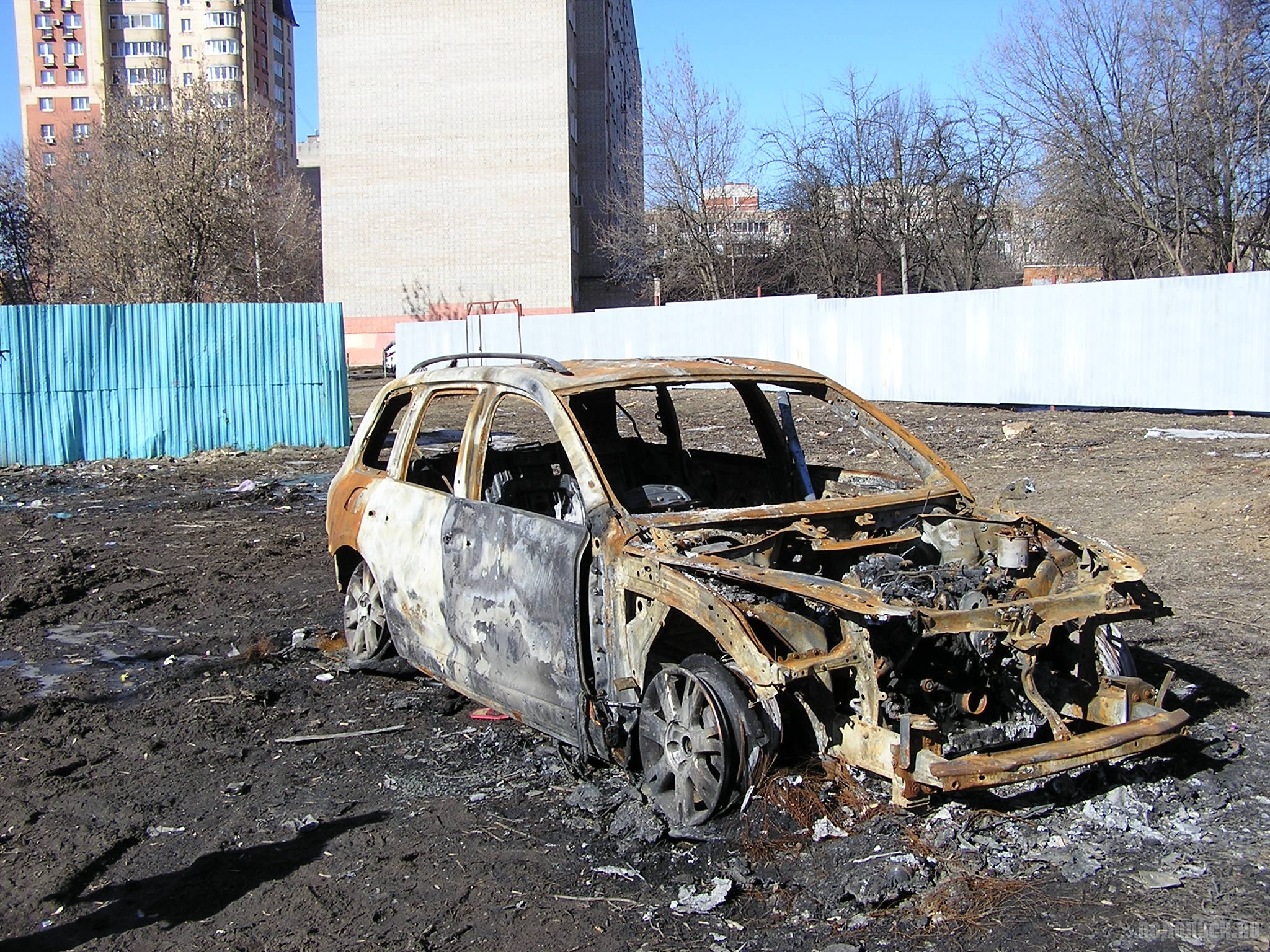 Автомобиль после пожара. Остов автомобиля. Остов сгоревшей автомашины.