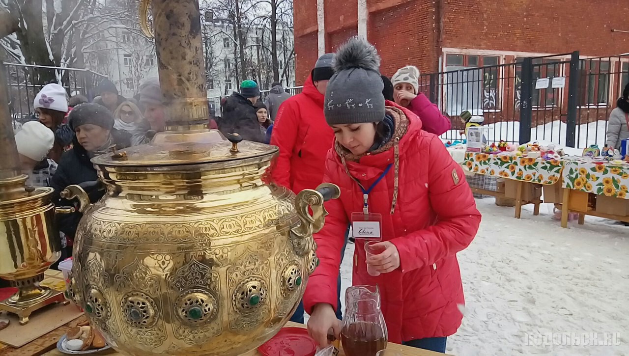 Самовар с блинами на масленицу