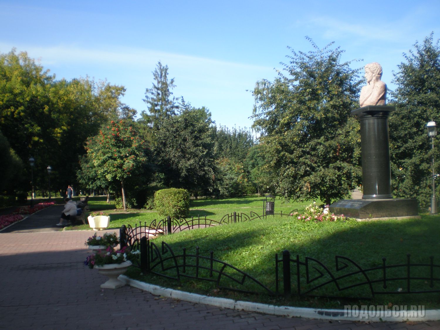 Названные в честь пушкина. Памятник Пушкина Подольск. Памятник Пушкину в Подольске. Сквер Пушкина Подольск. Сквер им. а.с. Пушкина "Пушкинский сад".