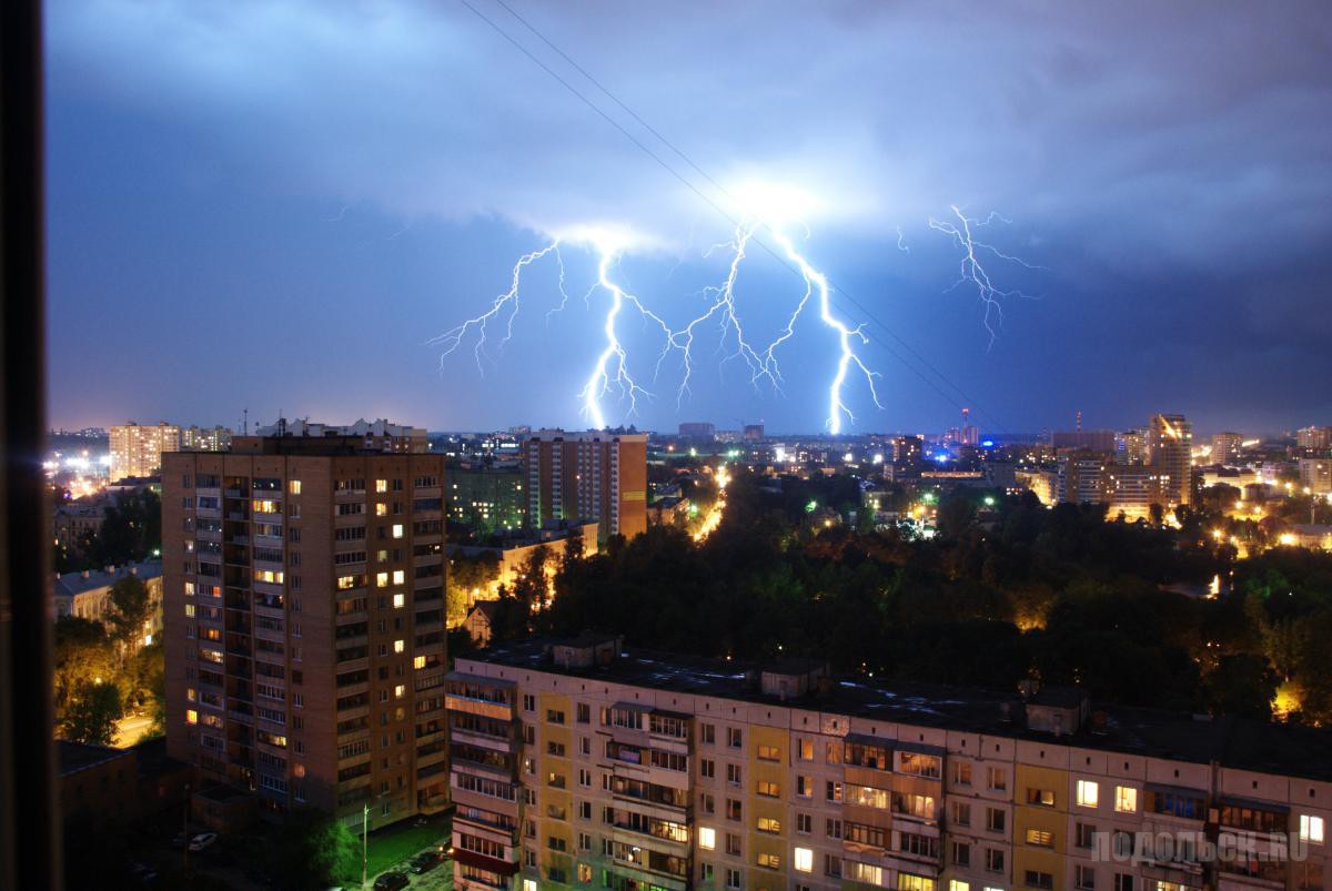 В подольске на сегодня по часам. Гроза в Подольске. Гроза в Москве. Серпухов гроза. Молнии в Подольске.